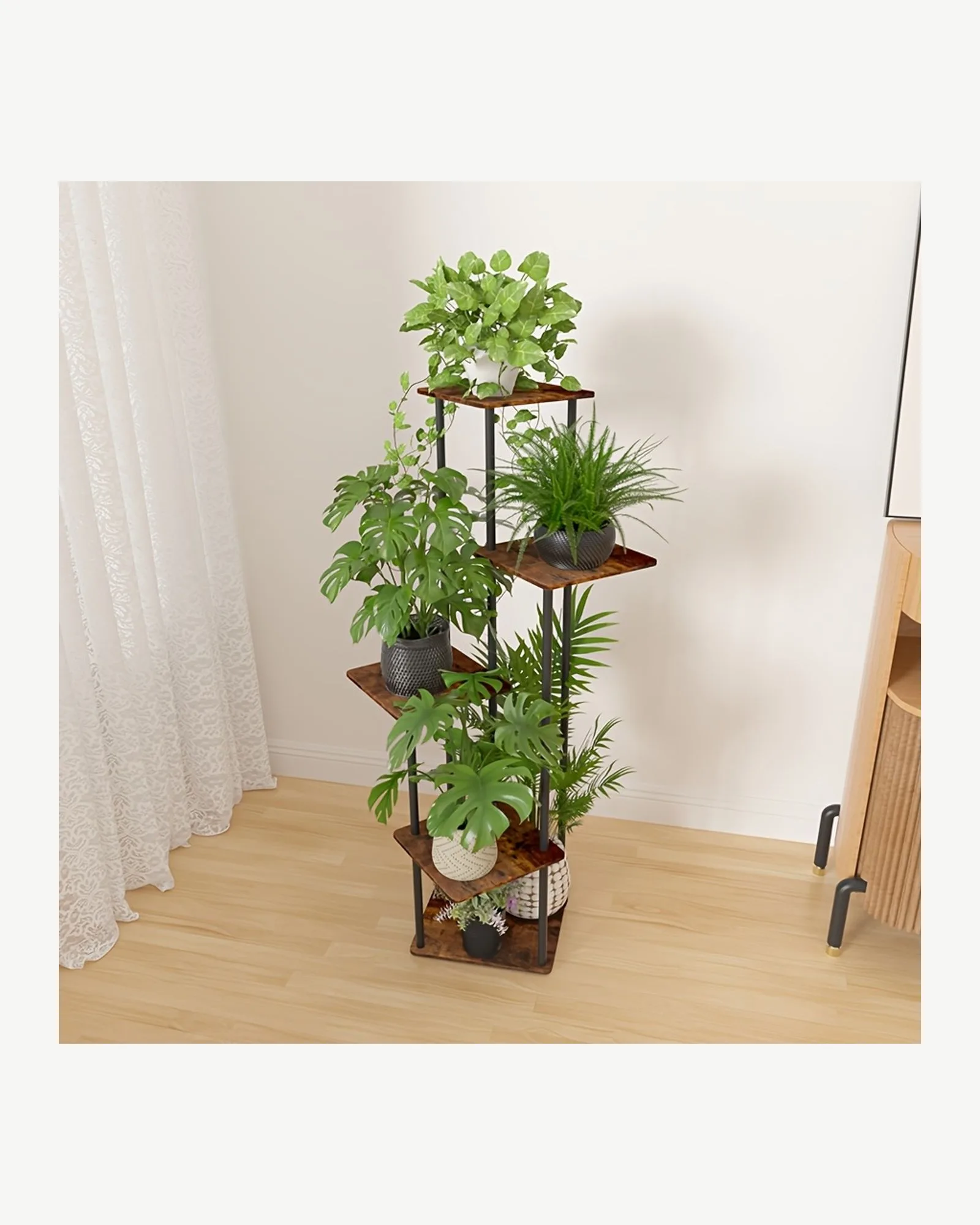 Houten plantenstandaard met planten in een lichte woonkamer
